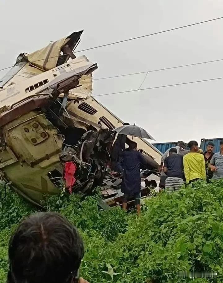 西孟加拉邦列车相撞事故：震惊与救援中的反思

近日，一起令人痛心的交通事故在西孟