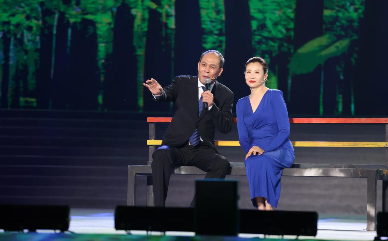 演员张光北和妻子陈炜同台表演，一位一身正气，一位优雅漂亮，郎才女貌很是相配啊！张