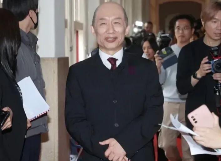 韩国瑜替身现身立院？真相原来是模仿天王郭子乾模仿韩国瑜，连王世坚都惊呆了，超级像