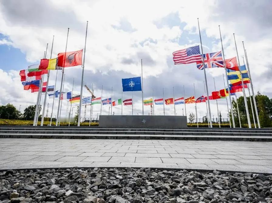 美国总统老特继续对北约发起挑战。在达沃斯期间，老特拒绝了法国总统马克龙提出的飞往