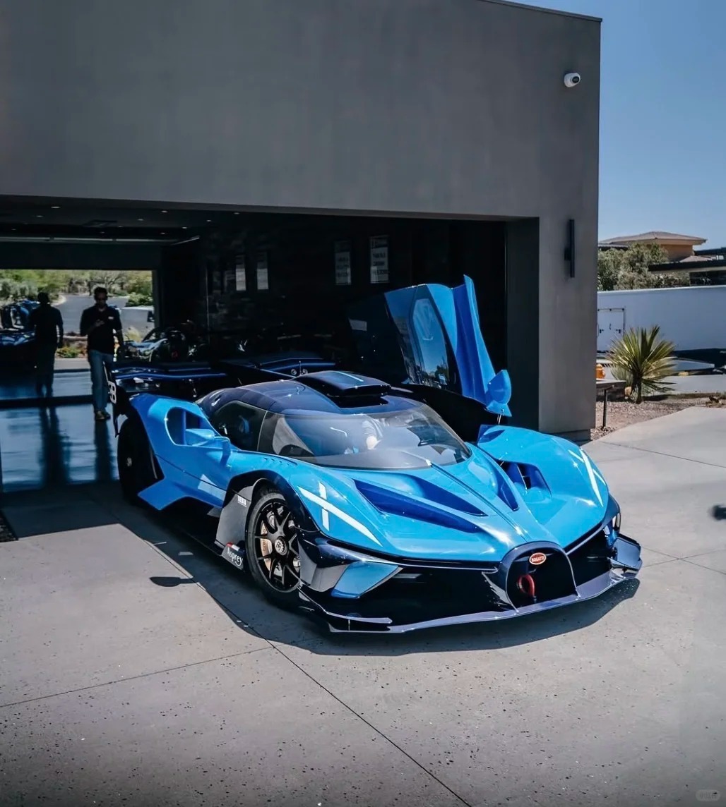 早上好，终于周五了，看看布加迪迎接周末~车东车西