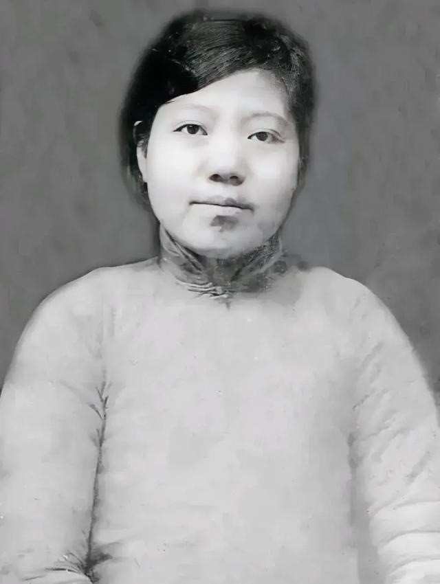 1948年，李青林被捕，在狱中，她宁死不屈，敌人见状，就叫来了叛徒指认，哪知李青
