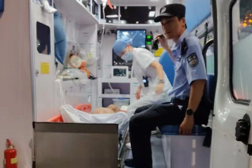 广东东莞塘厦房东日常收租时敏锐捕捉多处异常细节，果断报警求助，成功救下一名突发重