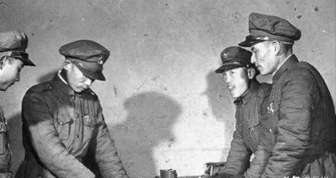 1948年10月，一架从西安飞往南京的飞机上，一位国民党中将拆开了一封没有封口的