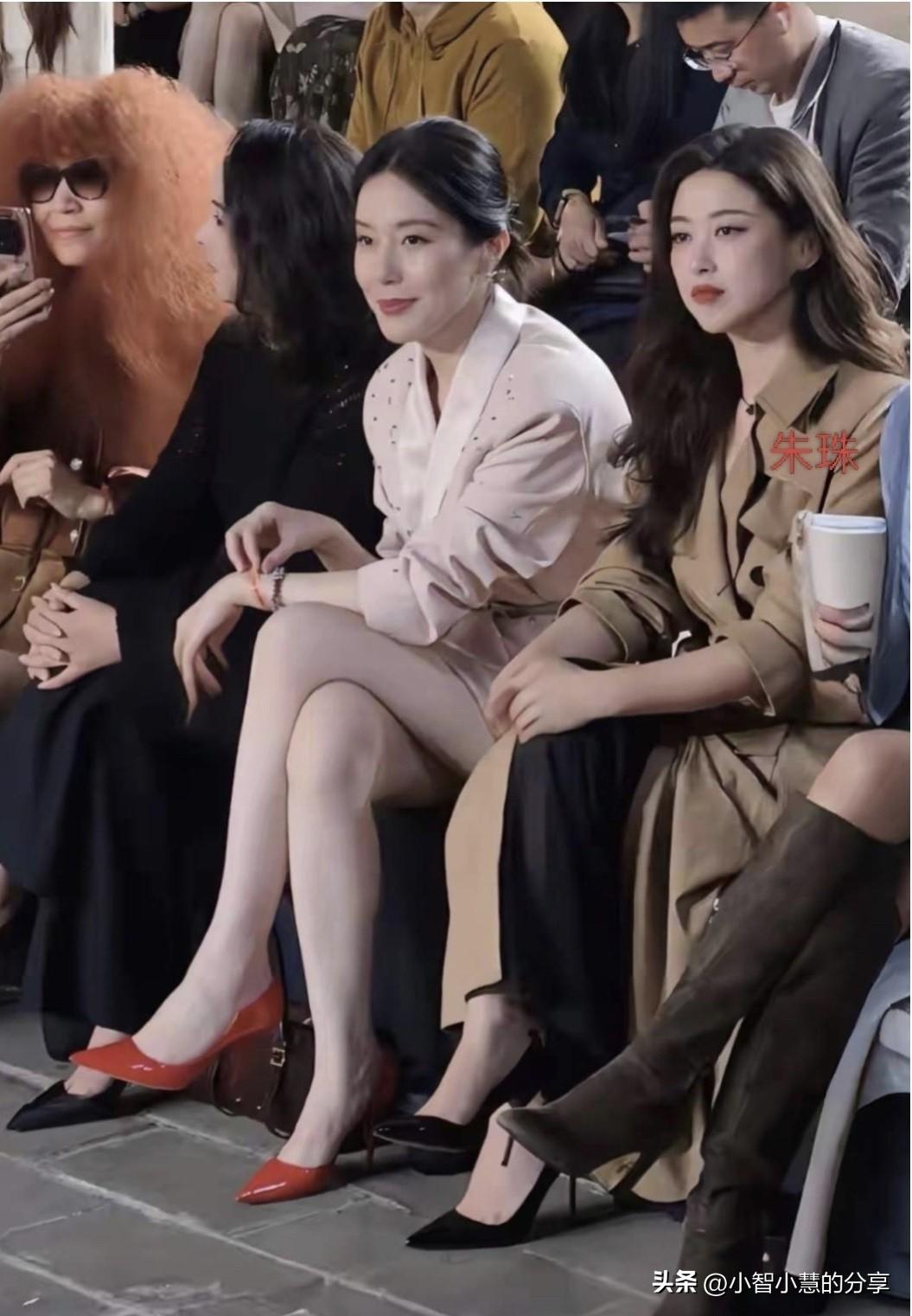 朱珠在娱乐圈里都是属于特别明艳大气的一个女明星了，怎么跟她一起合影的这个美女还更