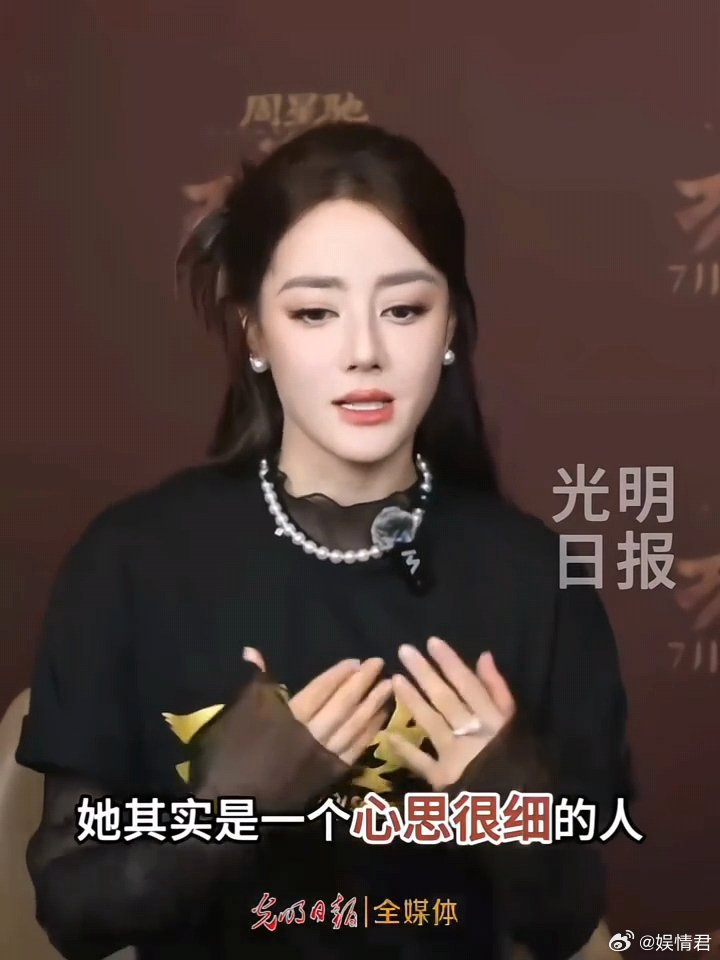 迪丽热巴眼里的钰珑迪丽热巴介绍功夫女足角色迪丽热巴眼里的钰珑，虽然平时咋呼，但心