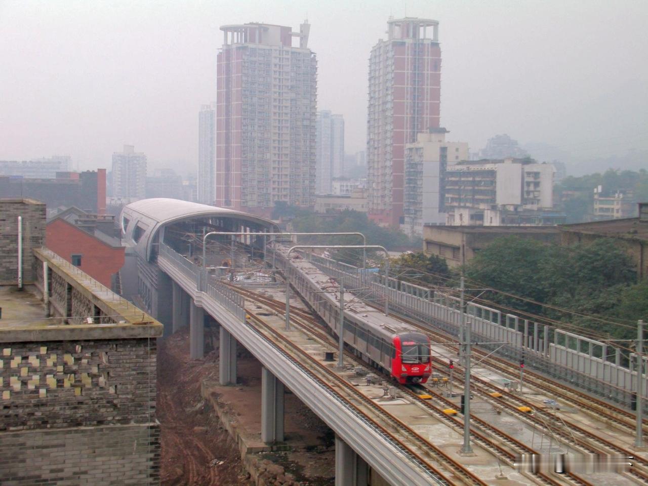 2012年11月中旬，重庆轨道交通1号线双碑站，列车从站内开出经过折返线上正线，