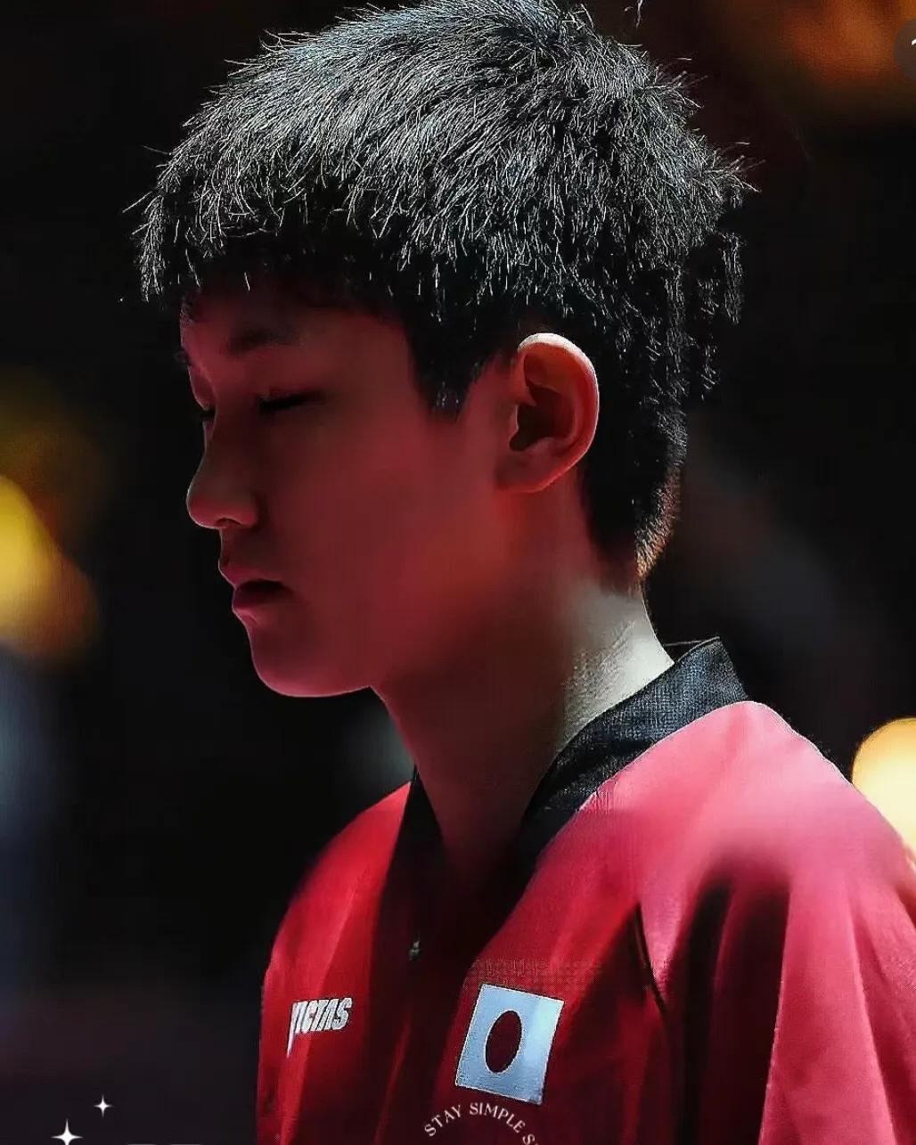 张本智和击败林诗栋夺冠后，道出几点肺腑之言：
1. 林诗栋实力非凡，然而在我眼中