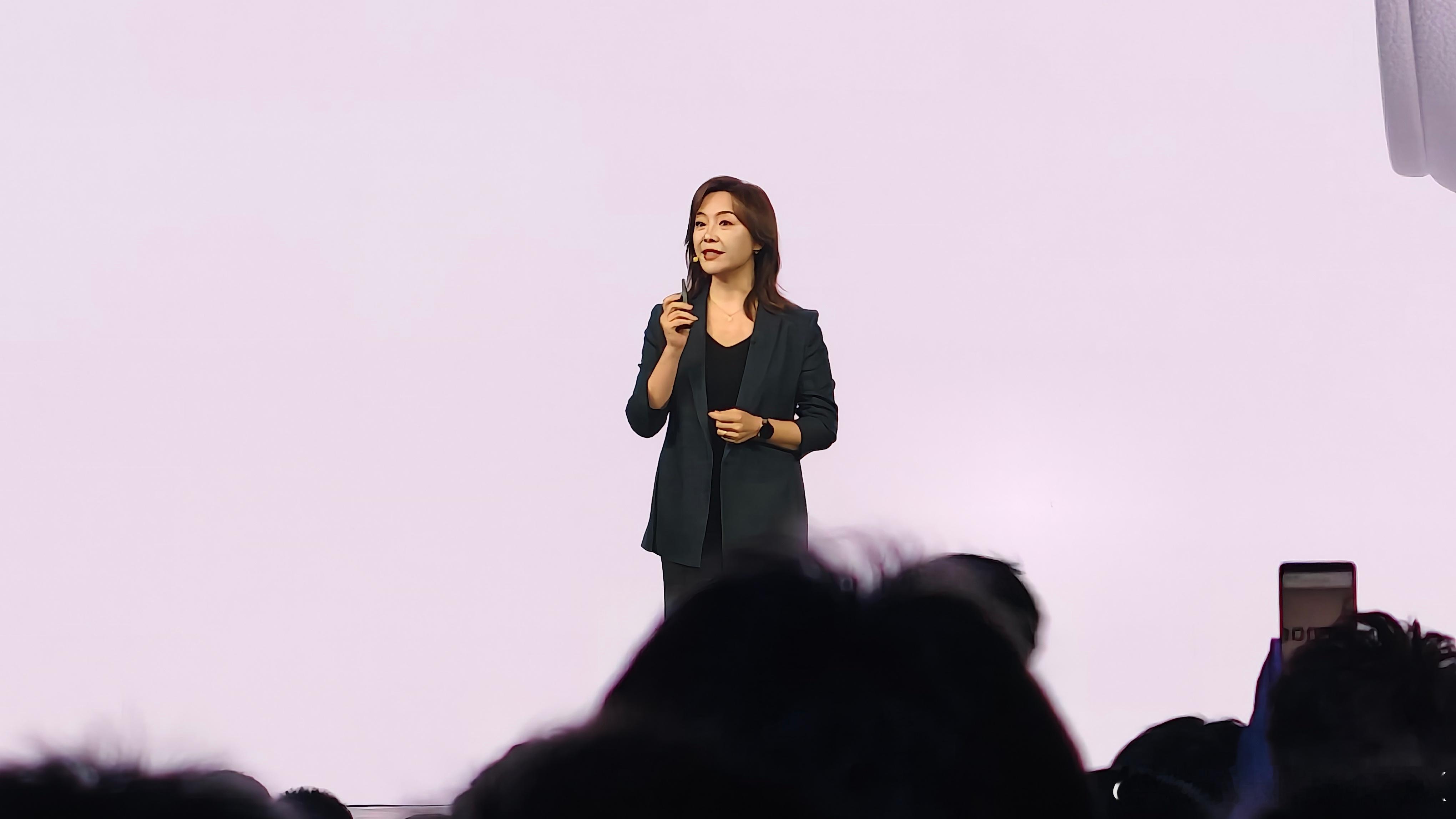 的女神上台了。新能源汽车小米yu7大v聊车 ​​​