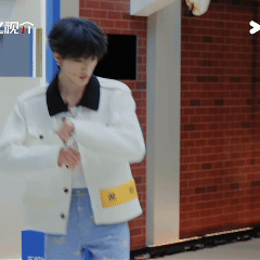 黄朔别转了要转晕了谁看了不说一句黄朔别转了！在《无限超越班4》面试小考里，本来该