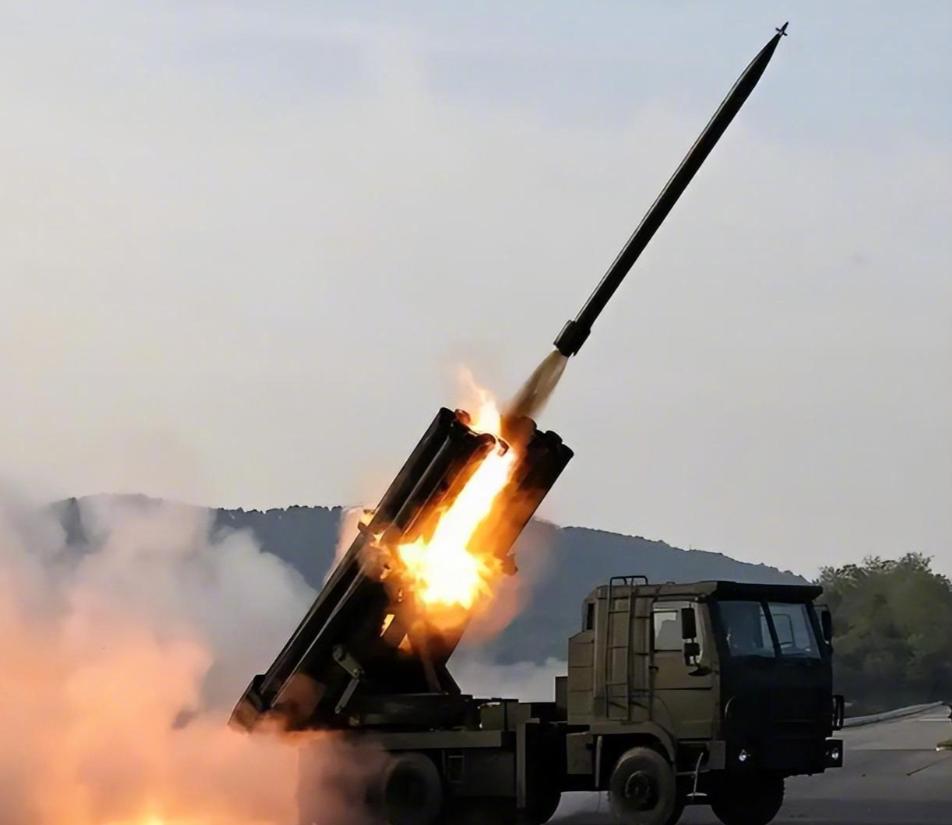 俄军向一线战场调遣了朝鲜M-1991型240毫米多管火箭炮。此款火箭炮是朝鲜三八