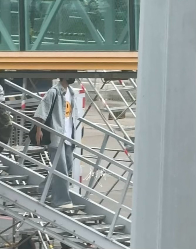 张奕然就这么萌萌的走着小碎步 