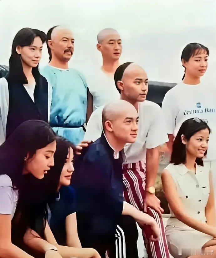 27年前《还珠格格》开机照！ 不得不说，90年代的演员个个都是颜霸 