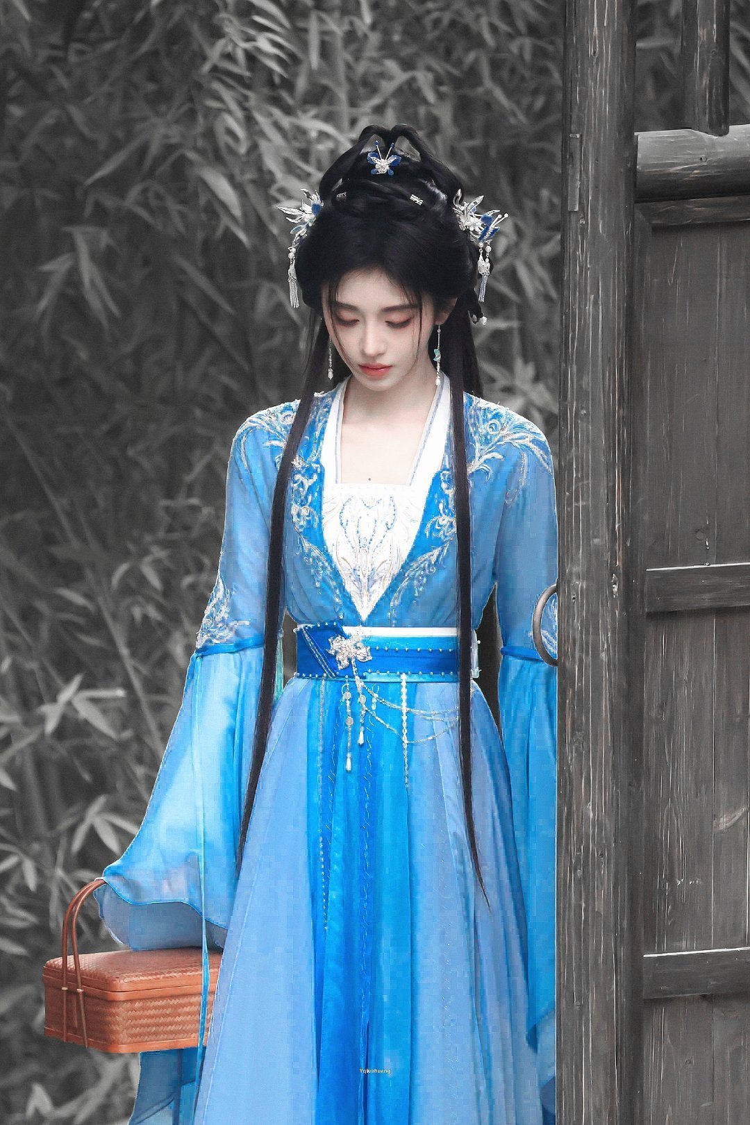 💙 jjy鞠婧祎露芜衣💙 jjy鞠婧祎月鳞绮纪 “你是我文案里的主角是我故事