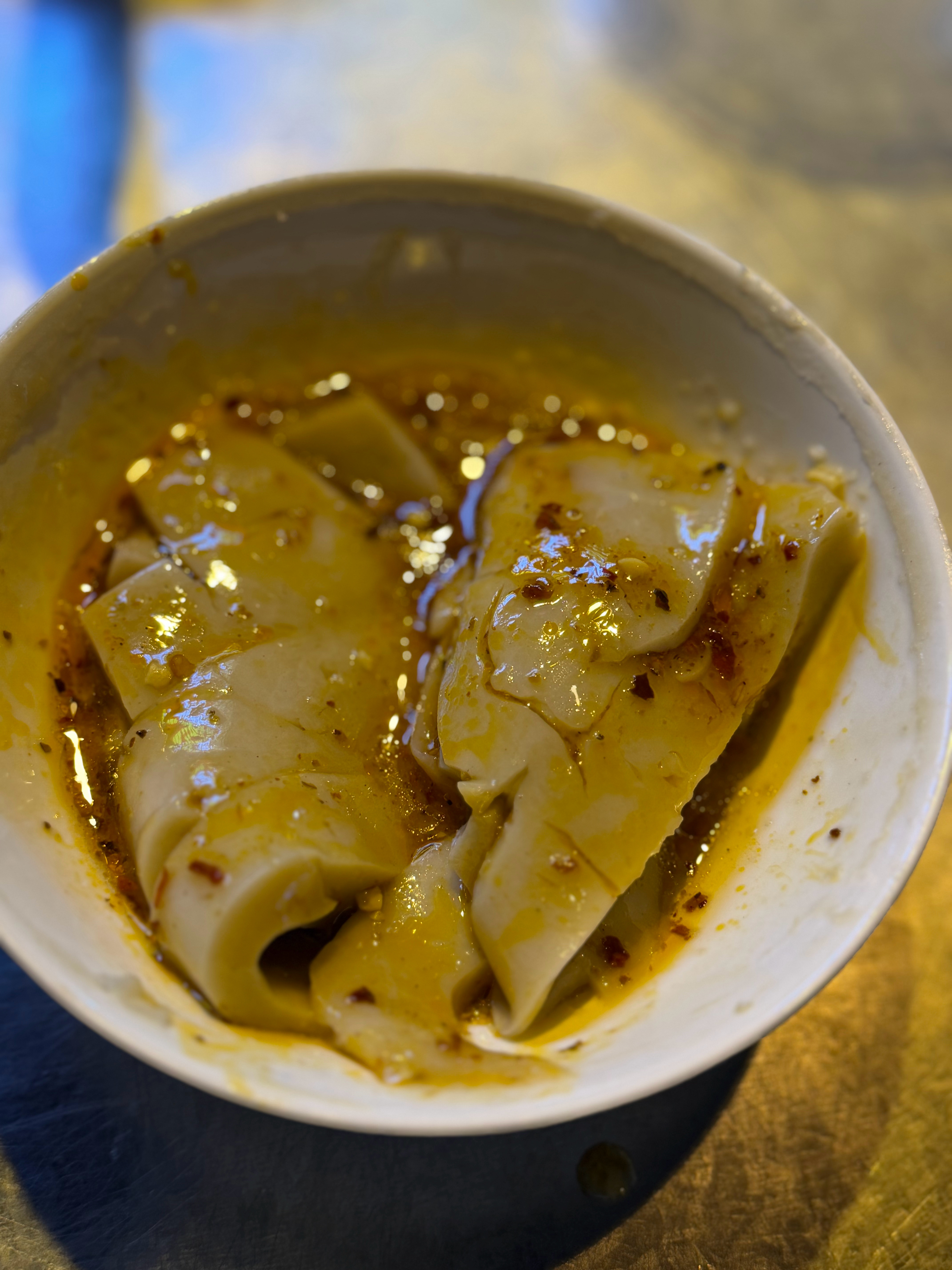 又发现个好吃滴，山西碗团～才4块钱一碗！吃起来口感和凉皮很像，酸酸辣辣的很开胃山