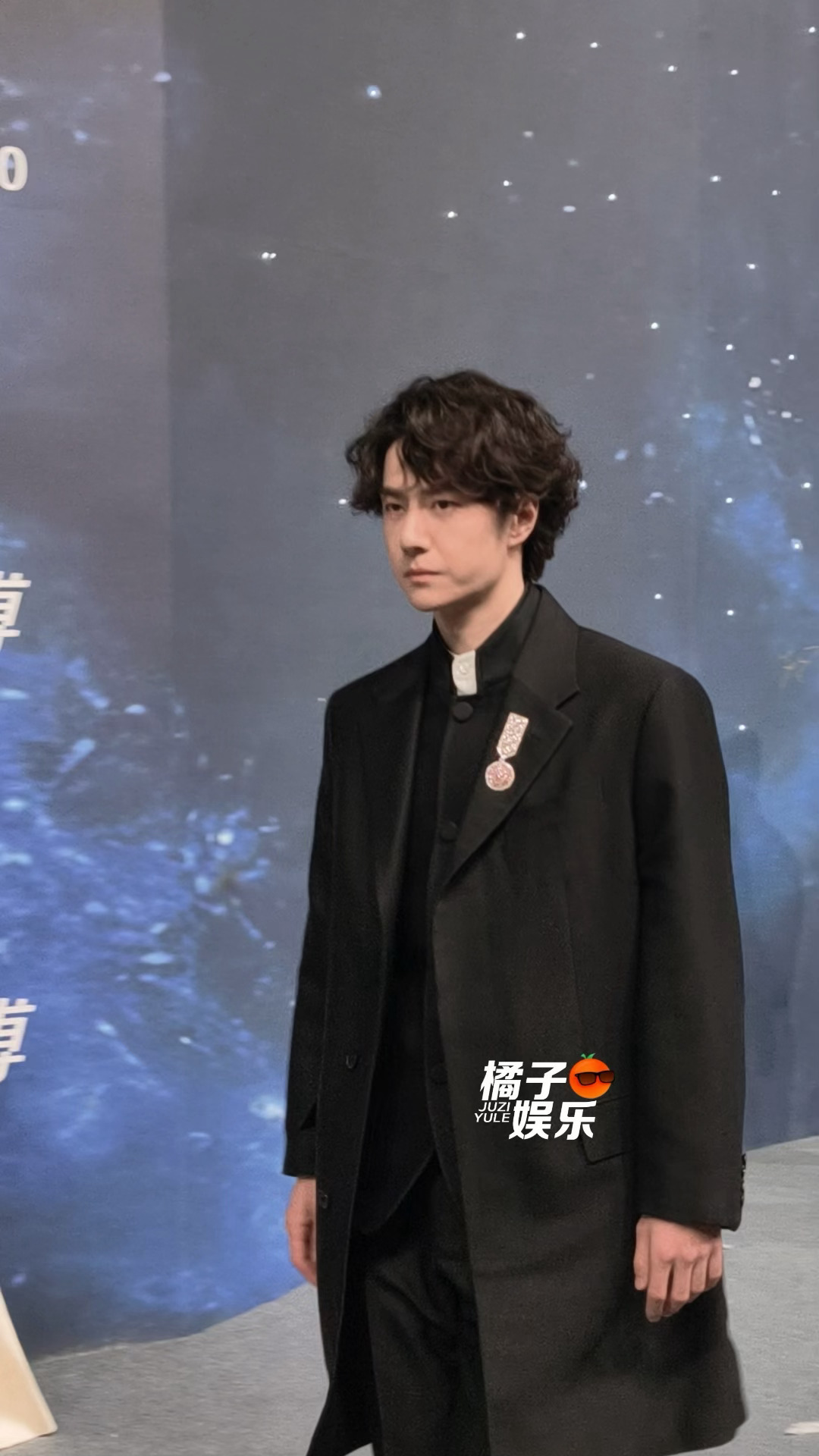 是不想喊吗，别人不喊我也不敢喊😭😭😭😭气场太强了！王一博路过之处没人敢吱