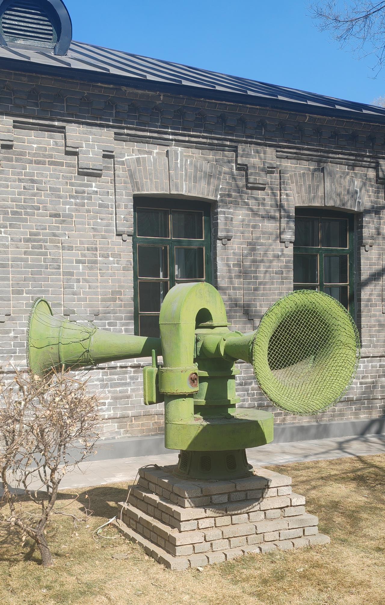 在齐齐哈尔博物馆后侧的黑龙江省督军署参观，看到一个类似水泵+两个大喇叭的东西～