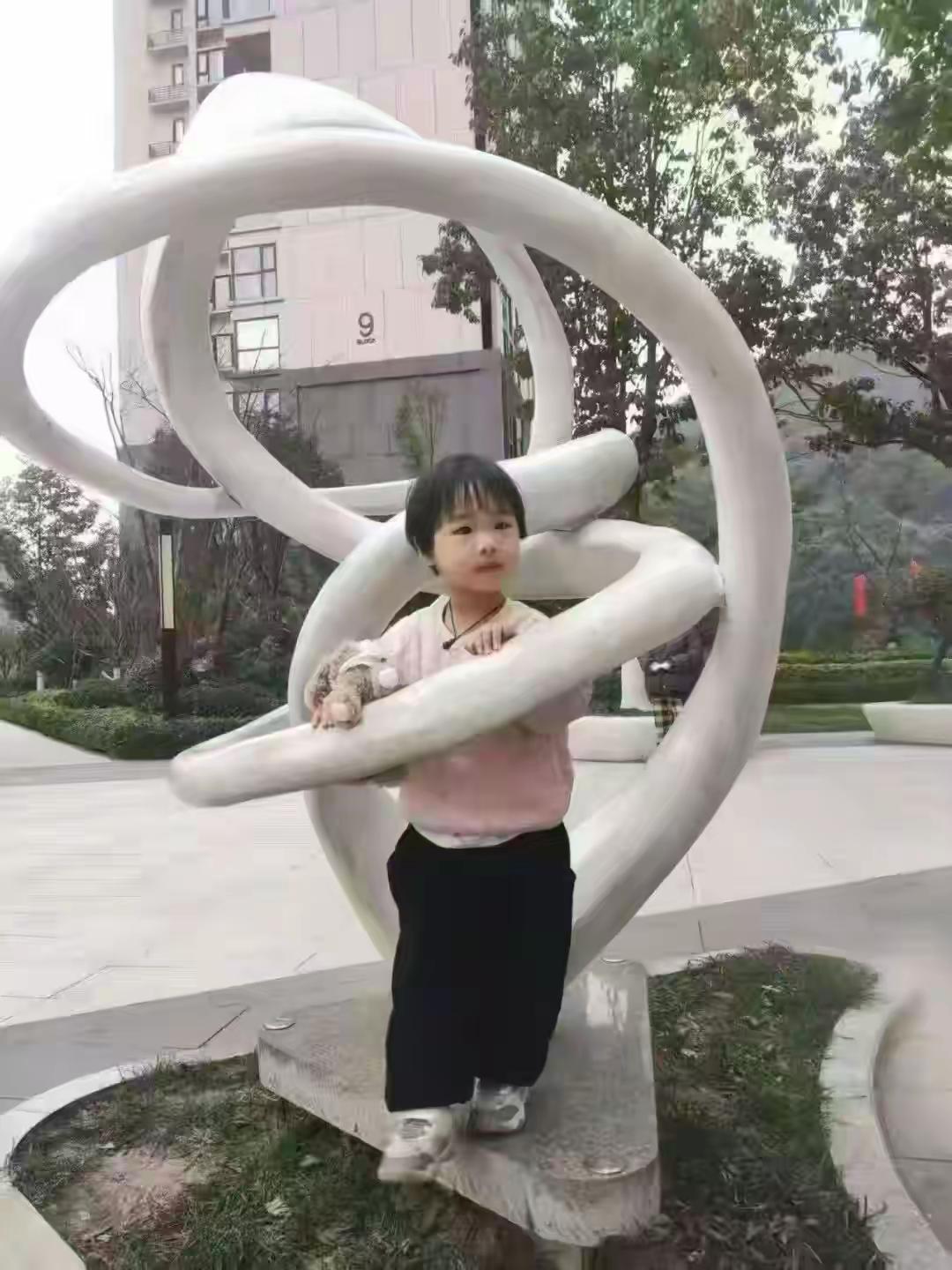 10月15日下午1时30分左右，辽宁省朝阳市建平县黑水镇大营子村，一名3岁女童从