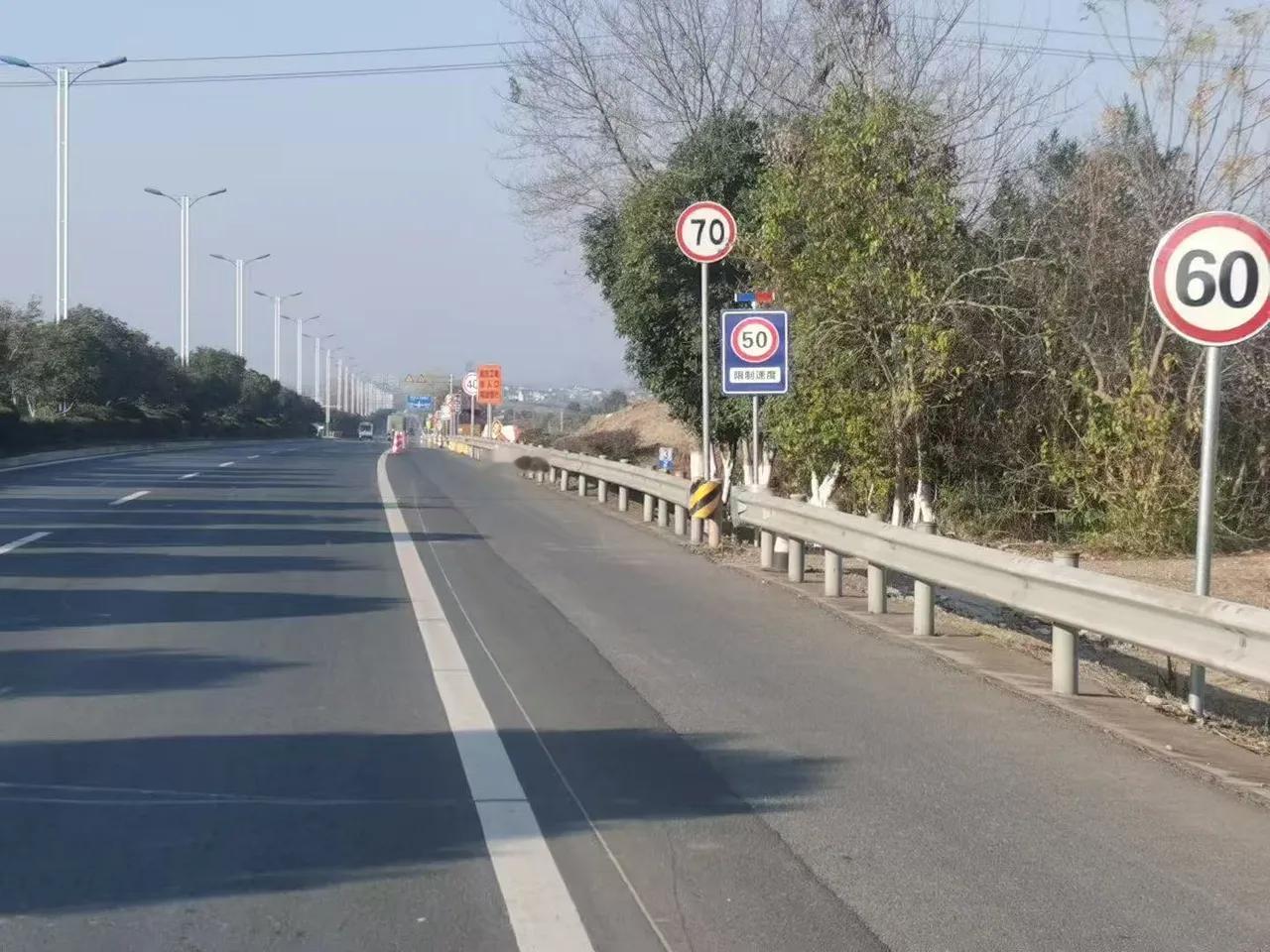 本人新手小白，看到这限速标有点懵圈了，愣是看了半天没看明白，老师傅们帮看看，这条