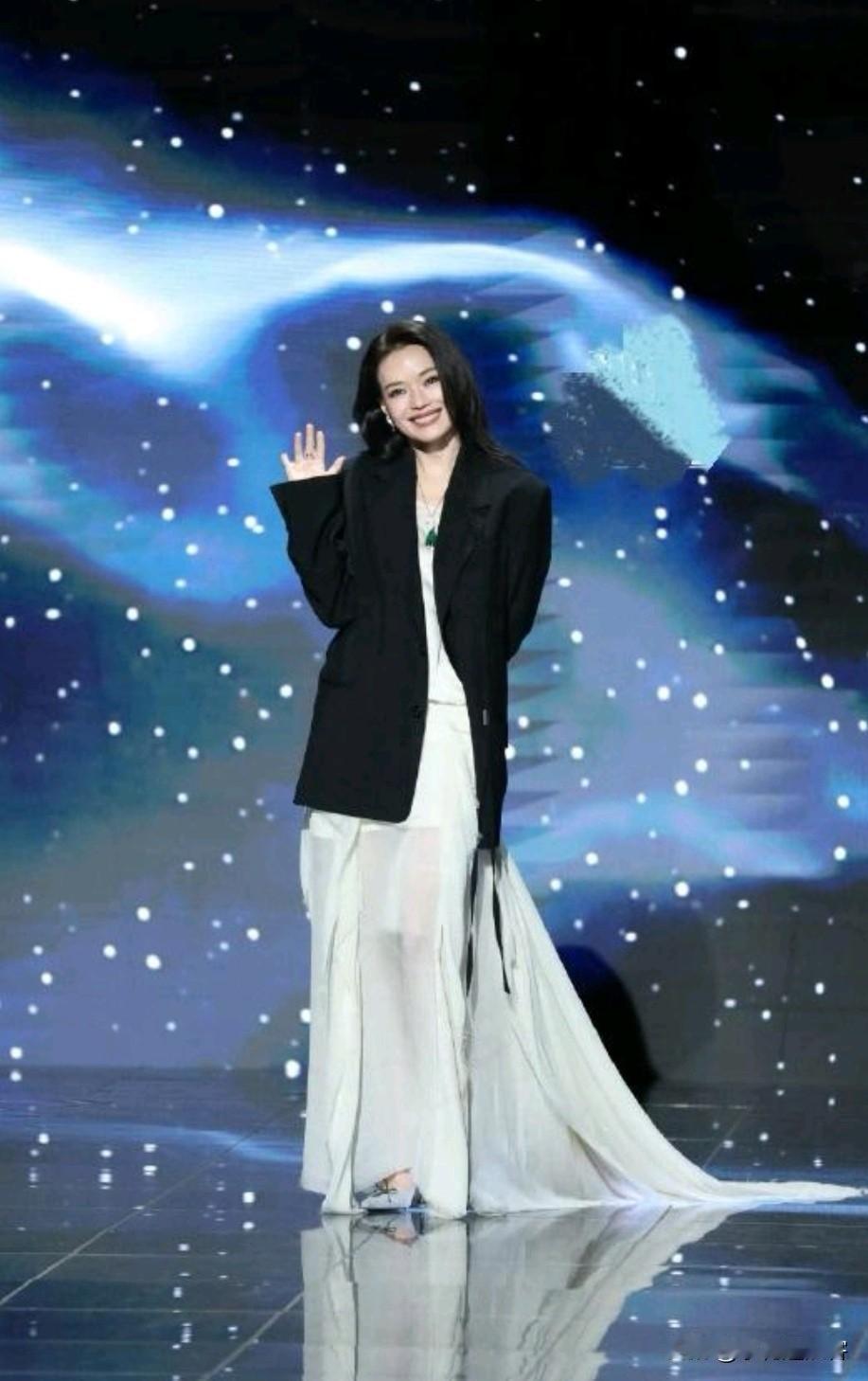 2月5日晚，在北京举行的微博之夜年度盛典星光璀璨，众多影视明星盛装出席。其中，演