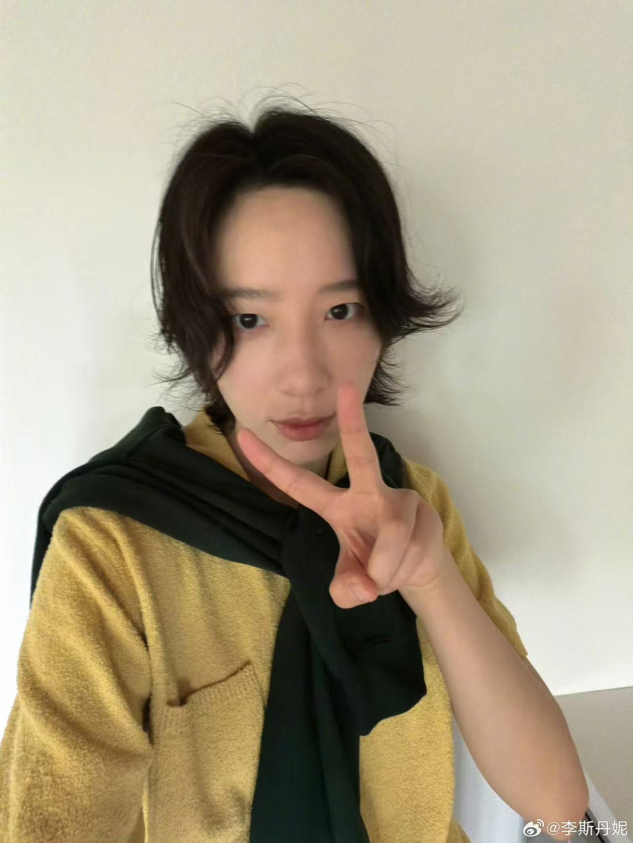 李斯丹妮到底怎么了李斯丹妮深夜连发三条微博，文字情绪感拉满，疑似告别发言，全网都