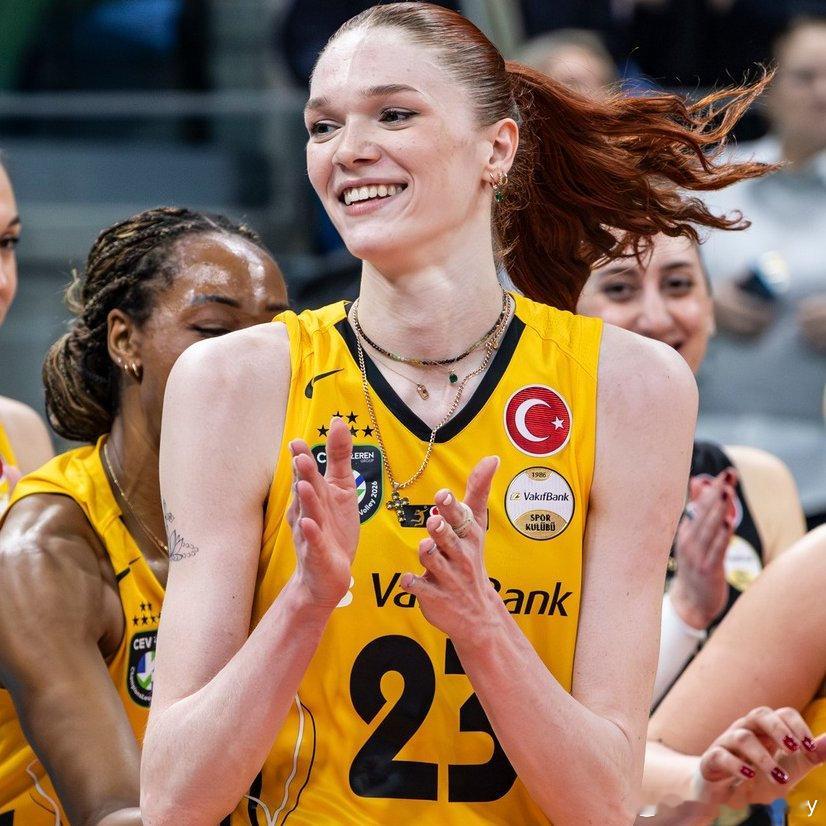 一个进攻失误，一个发球失误，很离谱(⊙o⊙)…。女排 国际排坛动态