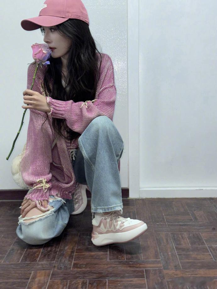 杨幂破洞look大幂幂好有少女感杨幂[超话] ​​​