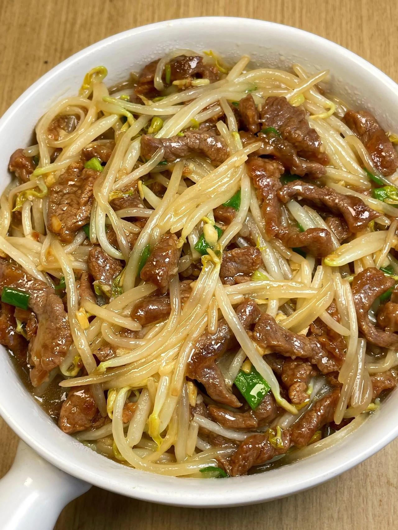清爽的豆芽搭配嫩滑的牛肉，这究竟是什么样的享受啊！
我真的太爱这个豆芽炒牛肉，虽