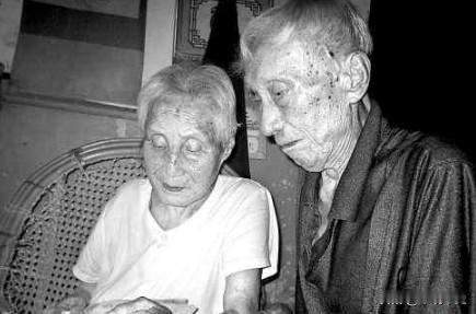 1987年，72岁的台湾老兵王德耀，终于回到了阔别38年的老家，当他敲响门后，一