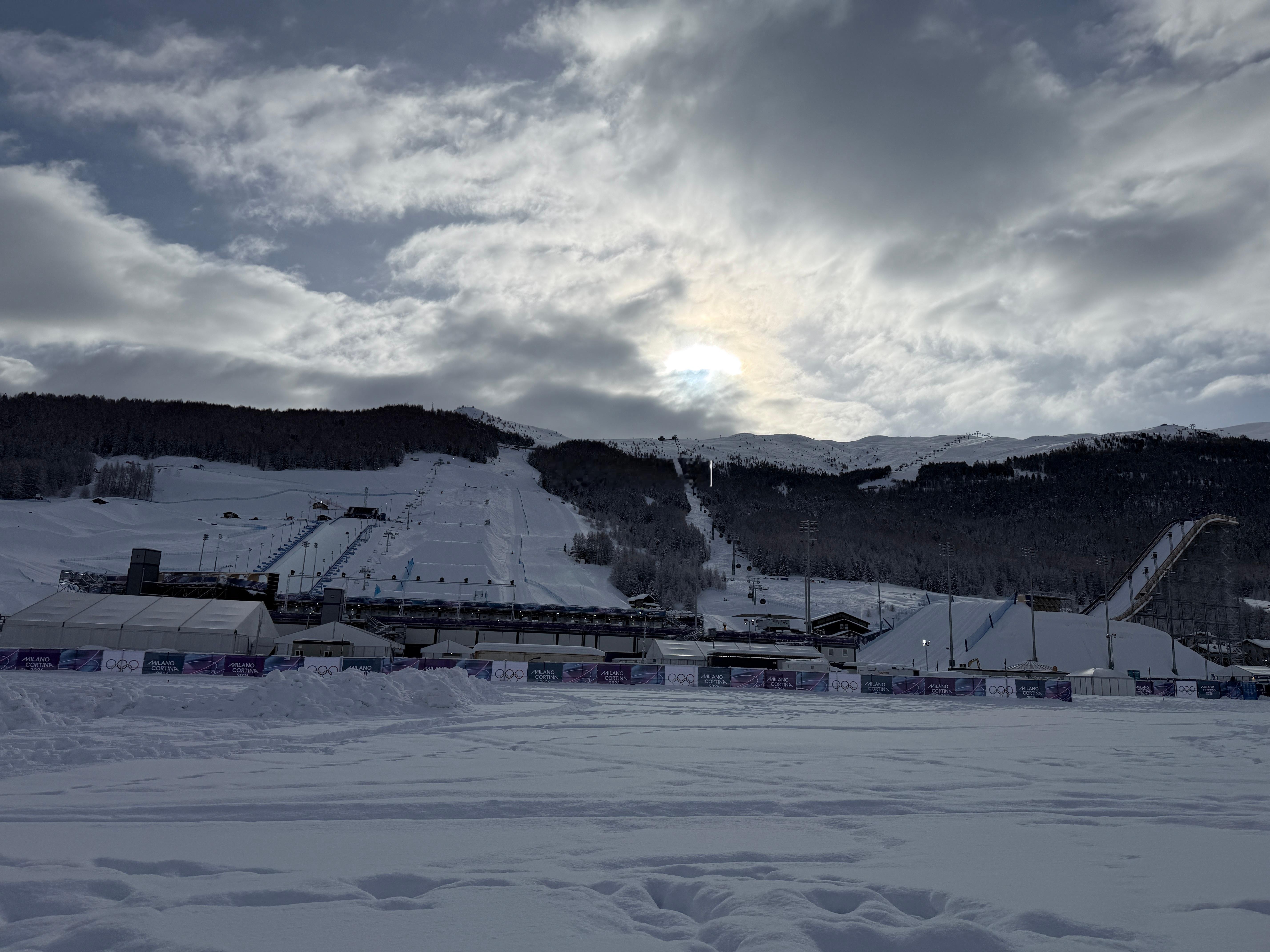 经历了一夜大雪，终见晴天，静待谷爱凌李方慧U型决赛开始。 