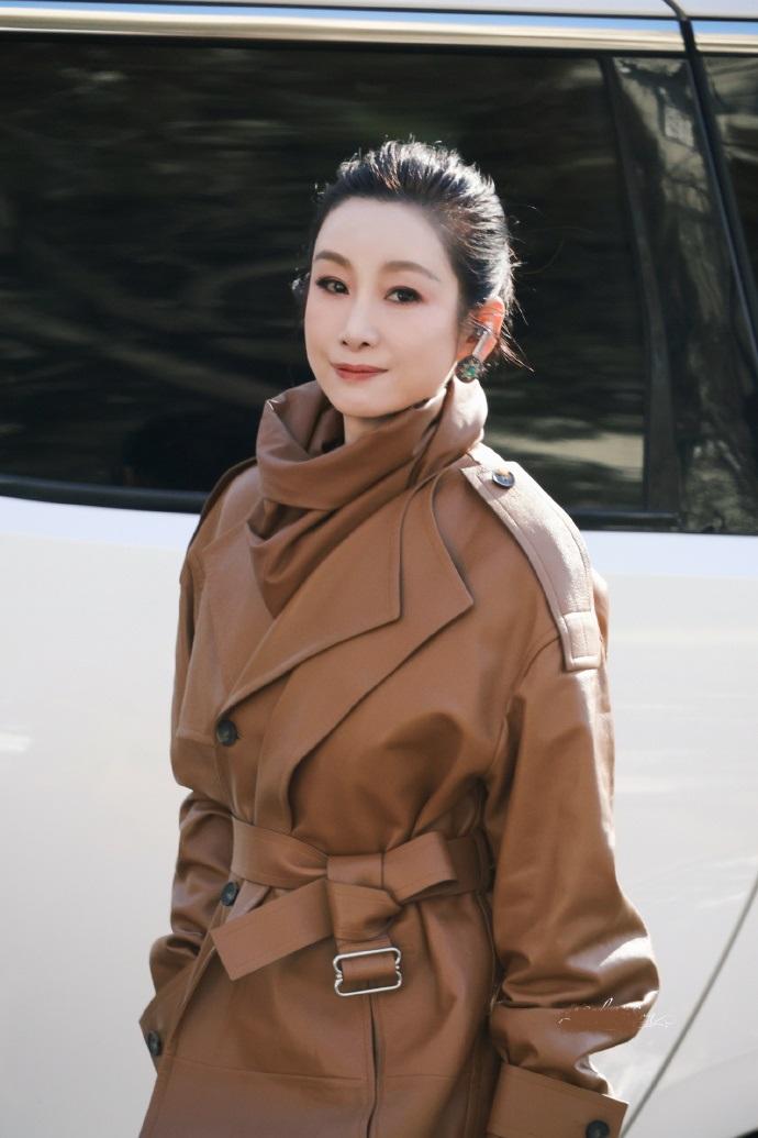 最近秦海璐现身北京，她这回搭配了一身漂亮的皮衣，看起来潇洒又有型，气质特别的完美