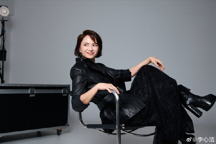 李心洁allblack造型轻松乘风李心洁这身全黑皮衣也太帅了吧，利落又洒脱，简简