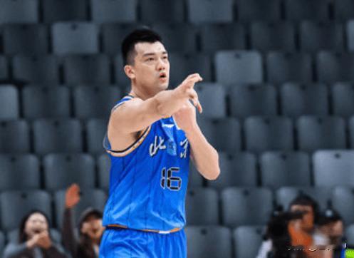 其实不然，在篮下抢篮板时张才仁占据有利位置，贺希宁从侧面把他狠狠撞了一下抢到位置