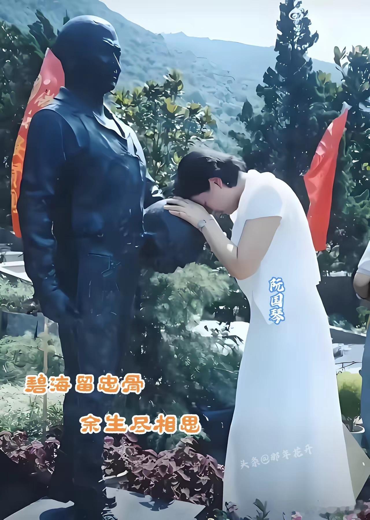 2003年，王伟烈士的妻子阮国琴来到丈夫的铜像前，久久不愿意起身，泪水忍不住流落