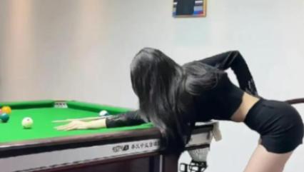重庆，一男子点了一个美女教练陪自己打台球，打了整整一夜，早上付款的时候，男子却称