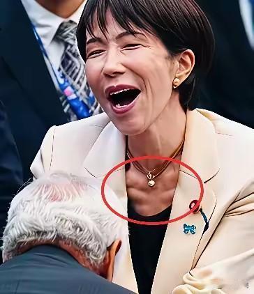 高市早苗的脖子跟正常人的脖子好像有点不太一样，尤其是锁骨的下面，隆起几个肉包，也