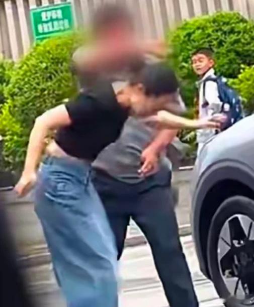 听说踹保安后被掌掴女子耳膜穿孔 了，所以啊，出门在外再生气也要保持理智啊，理智战