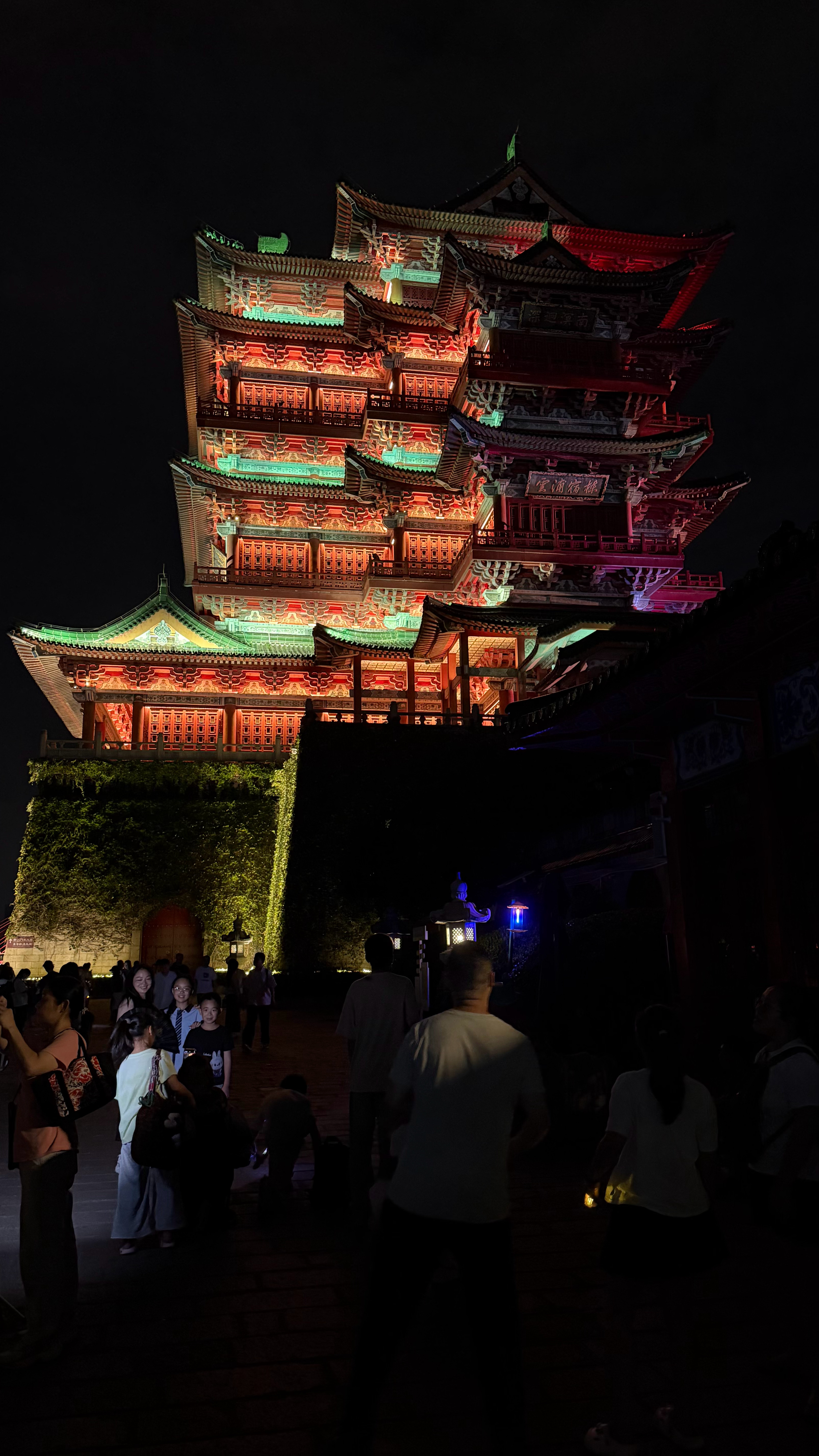 一份拌粉、一碗猪血汤，一个人夜游滕王阁。 南昌·滕王阁