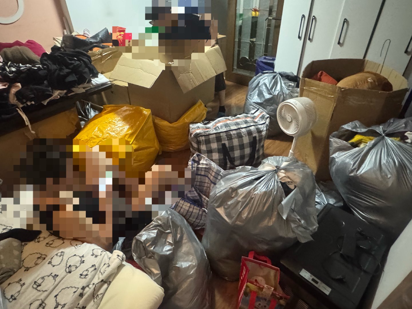 从丫鬟妈家里缴获了一百斤大码女装嘿嘿嘿……再洗劫一些家具！累的我们一群人都瘫在地