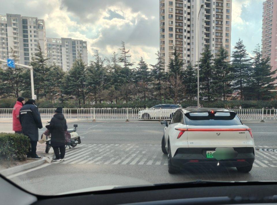 今天从小区出来遇到一个极越车主，被电动车剐蹭了，车就停在小区门口，也不打双闪也不