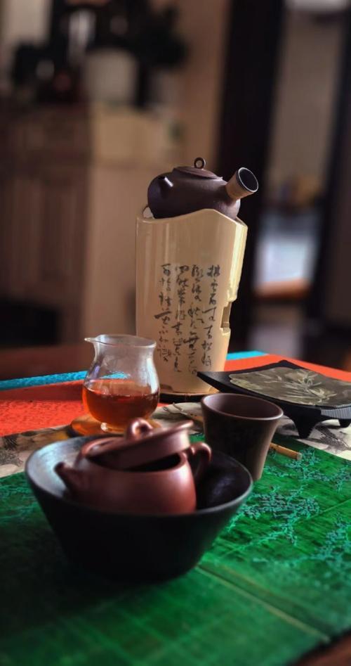 上联：说东道西品清茶，
下联：谈古论今斟美酒，
下联：忆旧怀新阅典籍。