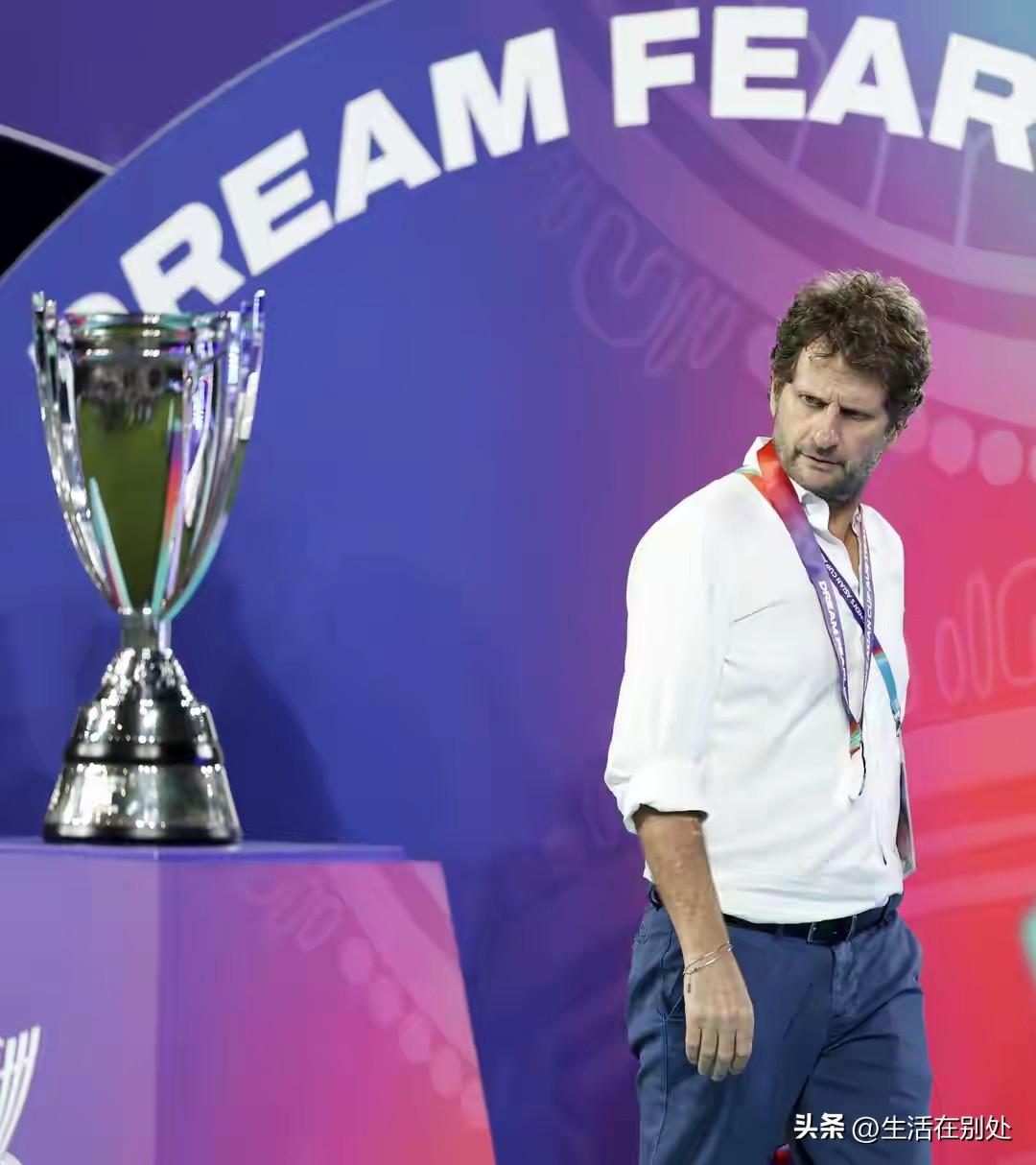 澳大利亚女足主教练从颁奖台上走过，侧过脸瞟了一眼近在咫尺的亚洲杯冠军奖杯，扭头就