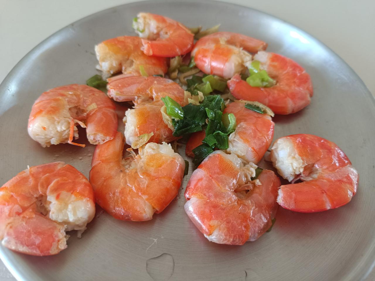 晒出我的今日美食家常简单的葱姜焖虾，色泽鲜亮红润。虾肉紧实Q弹，鲜味儿十足。不用