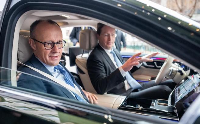 2月26日，德国总理默茨在北京参观了梅赛德斯-奔驰后，突然失去了“自信”。因为当