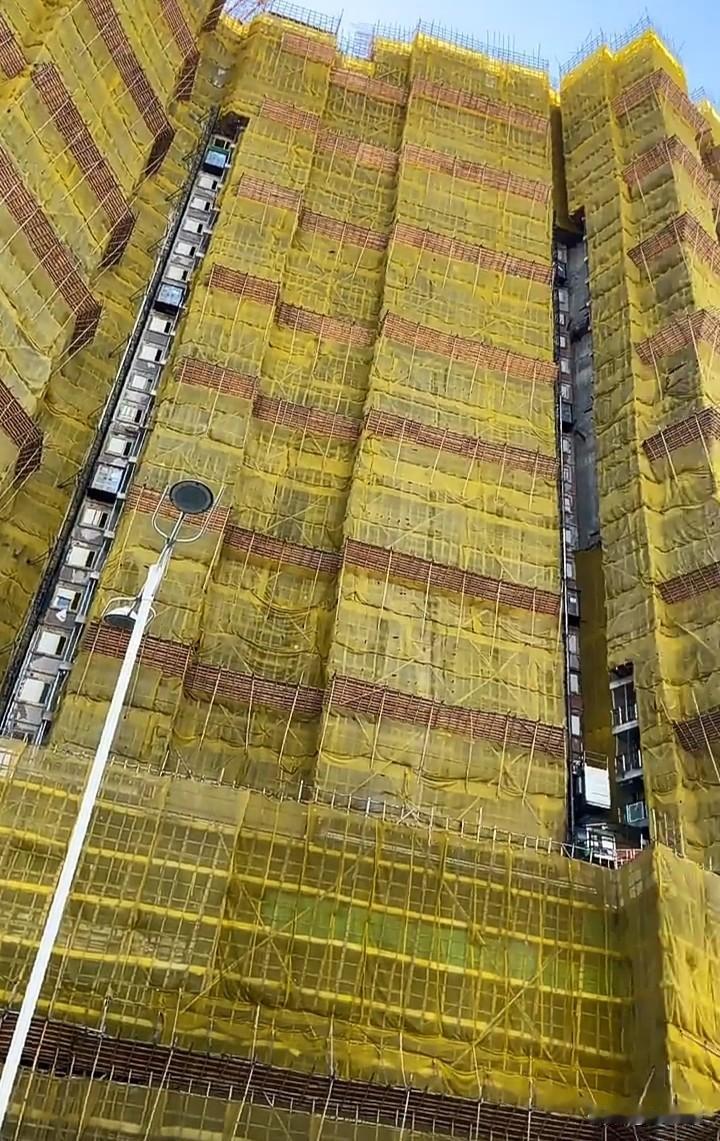 香港大埔火灾事件过后，可能一大批搭建竹木脚手架的工人要失业了，虽然这是香港百年的