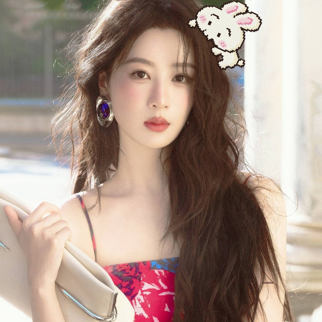杨紫杨紫v中文版九月刊封面预告 铺陈纸笔，情字里写满你；花开十里，片片为你；星星