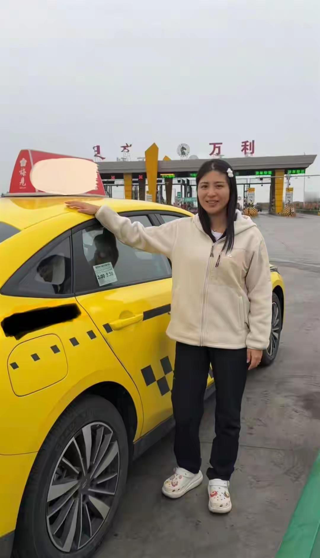 重庆女子乘“黄色法拉利”去内蒙古策马奔腾，当事人：拦了十多辆车才有司机接单，计价