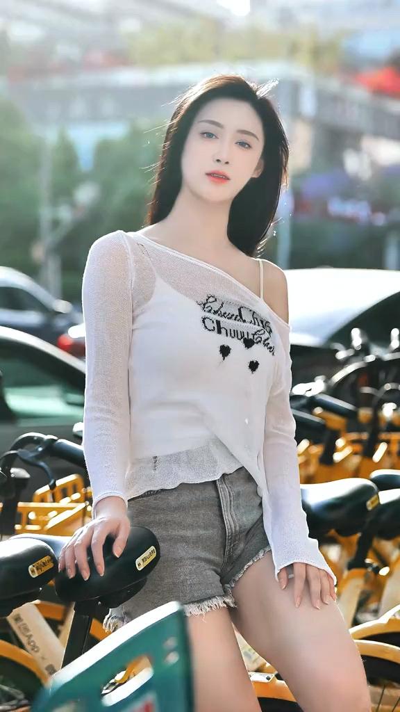 白衣飘飘，骑车过街。