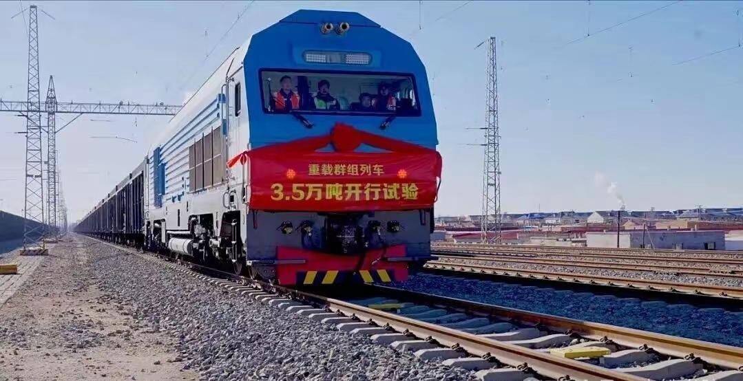 揭秘中国3.5万吨无线列车，为啥它一亮相就震撼全球？

2025年12月8日，包