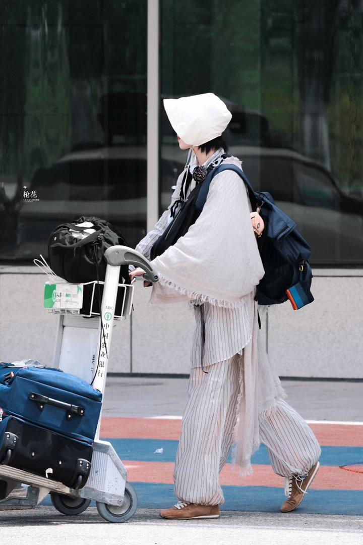 李宇春辛芷蕾高叶倪妮合照 倪妮的路透状态也太好了吧，从容舒展自带氛围感，合影里笑